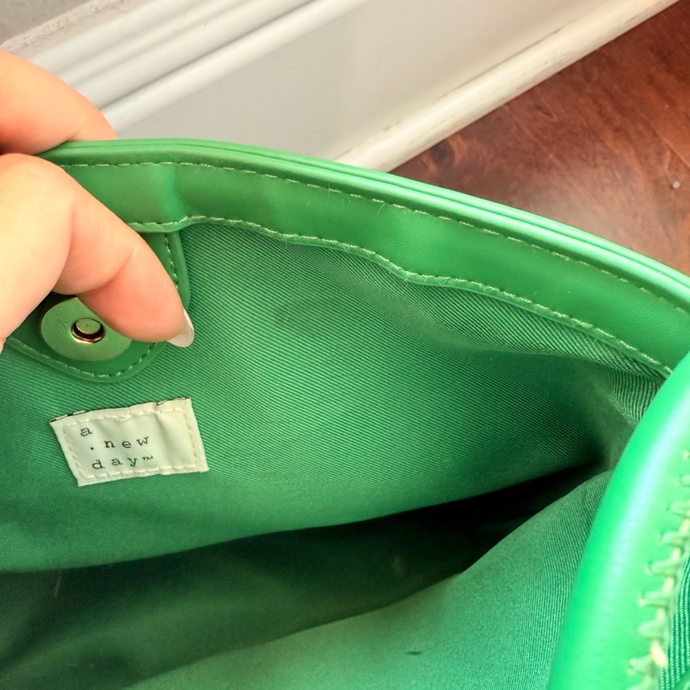 Green Woven Crossbody Bag - Picture 6 of 8